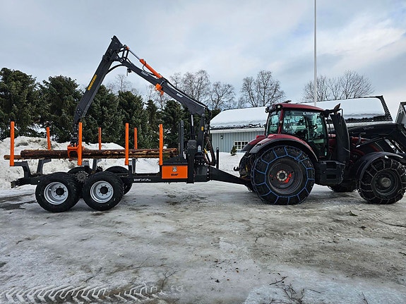 Valtra T214D med tømmervogn og hogstaggregat 2019, kr 1 500 000,-