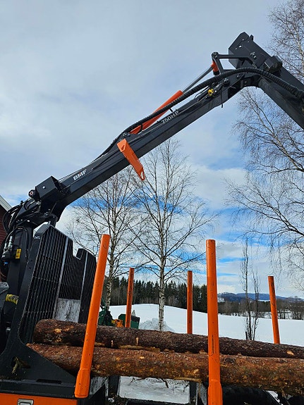 Valtra T214D med tømmervogn og hogstaggregat 2019, kr 1 500 000,-