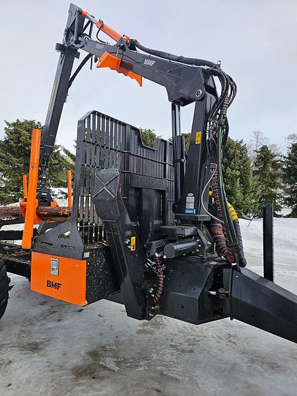 Valtra T214D med tømmervogn og hogstaggregat 2019, kr 1 500 000,-