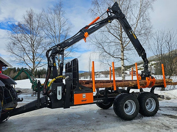 Valtra T214D med tømmervogn og hogstaggregat 2019, kr 1 500 000,-