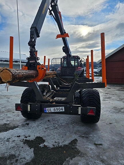 Valtra T214D med tømmervogn og hogstaggregat 2019, kr 1 500 000,-