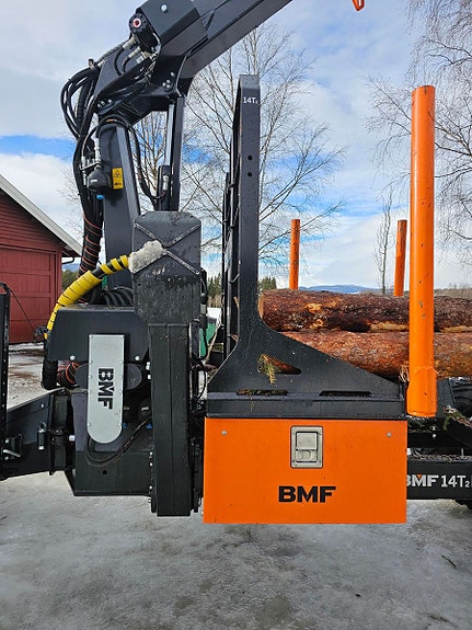 Valtra T214D med tømmervogn og hogstaggregat 2019, kr 1 500 000,-