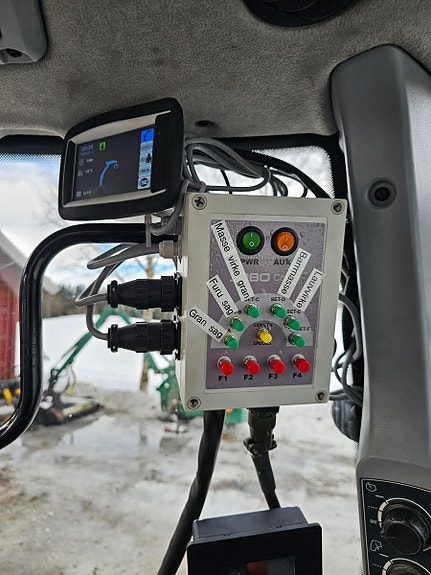 Valtra T214D med tømmervogn og hogstaggregat 2019, kr 1 500 000,-