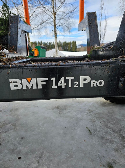 Valtra T214D med tømmervogn og hogstaggregat 2019, kr 1 500 000,-