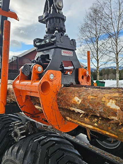 Valtra T214D med tømmervogn og hogstaggregat 2019, kr 1 500 000,-