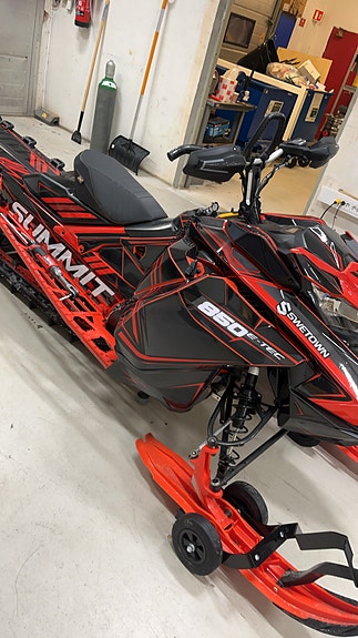 Ski-doo Summit 850 E-Tec 2 of 5