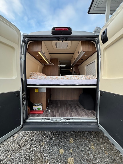Westfalia Bybobil leies ut. Kort vei til Lofoten, Senja og Vesterålen. Kan leveres på Evenes flyplass. Utstyrt for fricamping! 4 of 5