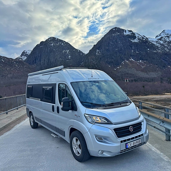 Westfalia Bybobil leies ut. Kort vei til Lofoten, Senja og Vesterålen. Kan leveres på Evenes flyplass. Utstyrt for fricamping! 2 of 5