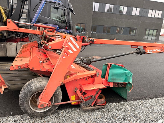 Sentermontert slåmaskin med samle belte