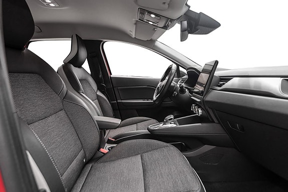 Moderne førermiljø med god sikt og praktisk infotainment-system.