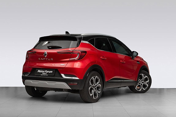 Svært stilfull bakdel med gjennomgående LED-lys og sportslige detaljer.