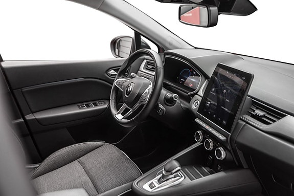 Oversiktlig dashbord med kombinasjon av berøringsskjerm og rattkontroller.