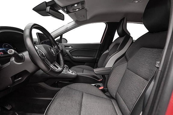 Romslig interiør med komfortable stoffseter for lange kjøreturer.