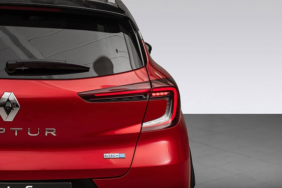 Baklys som markerer kjøretøyets moderne design og praktiske egenskaper.