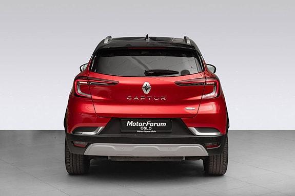 Sort tak og rødt karosseri gir et eksklusivt og sporty uttrykk.