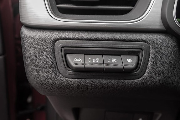 Enkel tilgang til klimakontroll og nødsignaler for kjøreglede og sikkerhet.