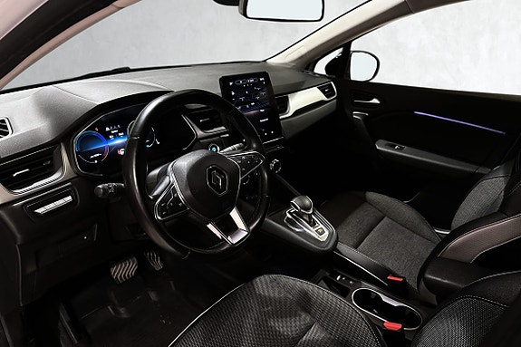 Moderne cockpit med Renault-ratt og intuitiv digital føreropplevelse.