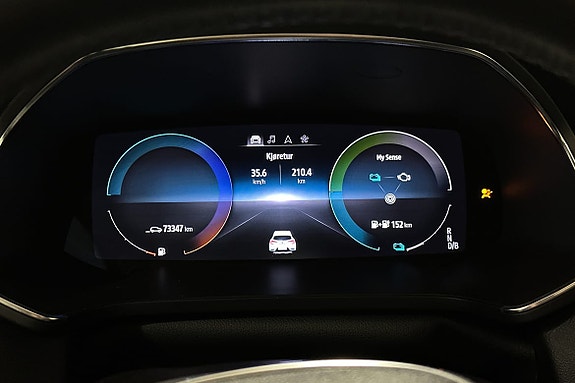 Full oversikt med digital speedometer og batteristatus under kjøring.