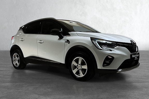 Sølv SUV med skarpe LED-frontlykter og sporty alloy-felger.