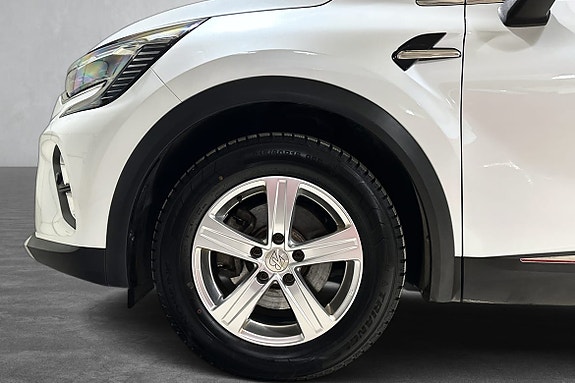 Detaljert bilde av stilige alloy-felger som gir SUV en sporty look.