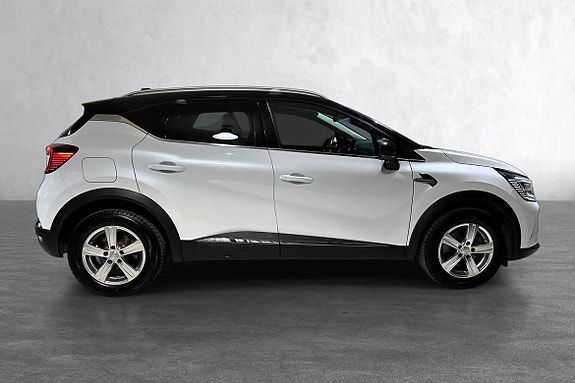 Stilfull sideprofil med kontrasttak og dynamiske alloy-hjul.