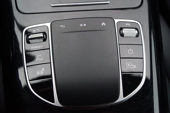 Mercedes-Benz EQC 18 of 30