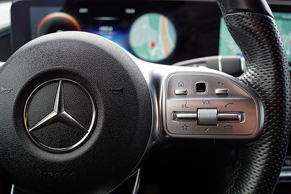 Mercedes-Benz EQC 14 of 30