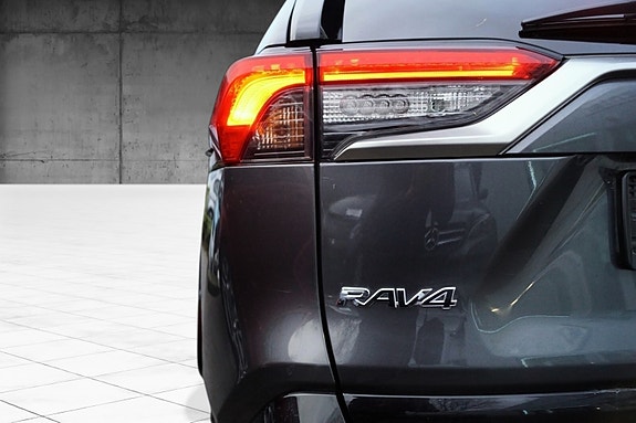 Toyota RAV4 Plug-in Hybrid 8 of 30
