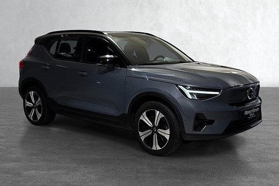 Sporty felger og karosserifarget grill med oppvarmet emblem.