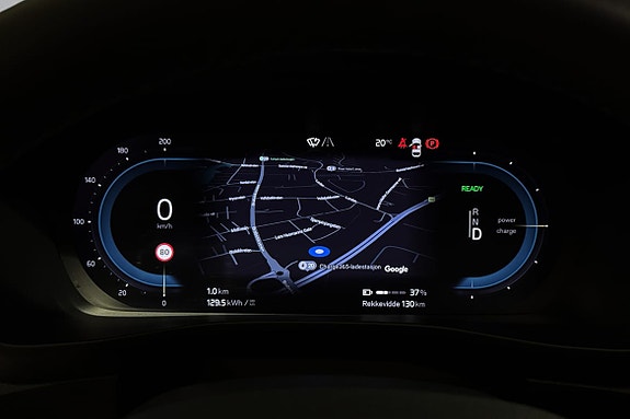 Detaljert førerdisplay med veiskiltinformasjon og adaptiv cruisekontroll.