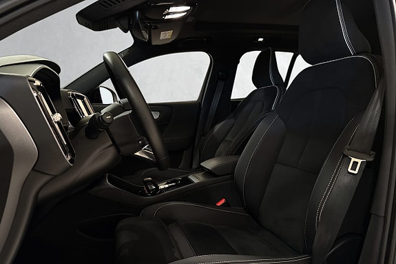 Moderne cockpit med Charcoal sportstekstil-seter og sportsratt.