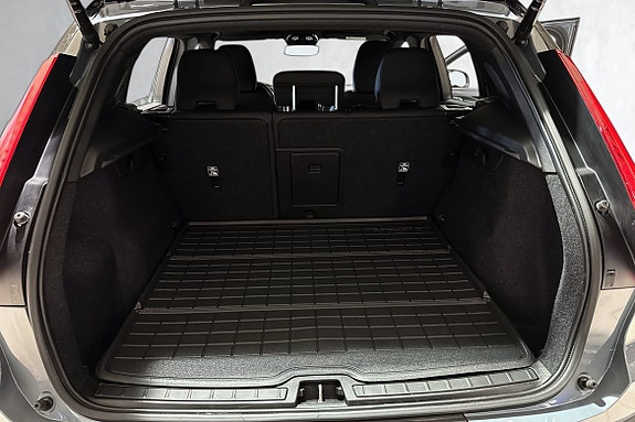 Praktisk bagasjerom med sammenleggbart gulv og lastskiller.