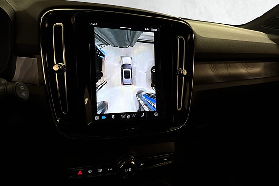 360°-kamera gir trygge parkeringsmanøvrer og rask oversikt rundt bilen.