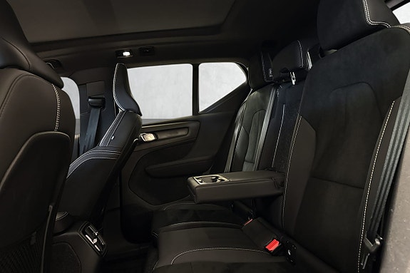 Romslig baksete med armlene og elektrisk nedfellbare hodestøtter.