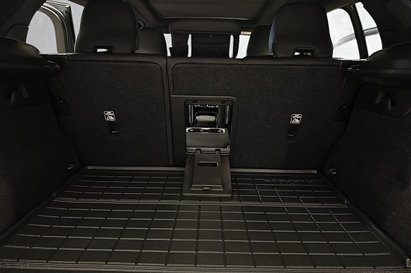 Stor lasteplass med fleksible seteløsninger og beskyttelsesnett inkludert.