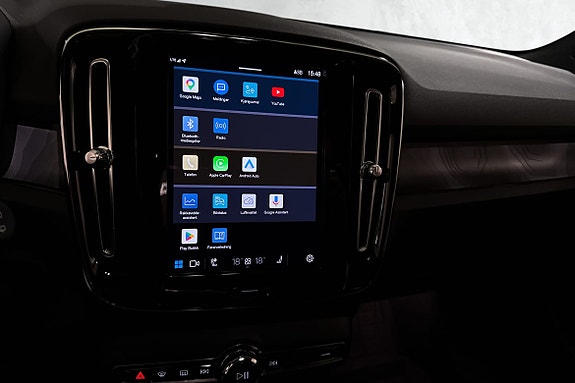Brukervennlig berøringsskjerm med Google Assistant og app-integrasjon.