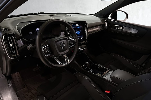 Premium interiør med Google-basert infotainment og stor midtskerm.