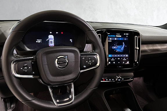 Digitalt 12” førerdisplay med navigasjon og førerassistentsystemer.