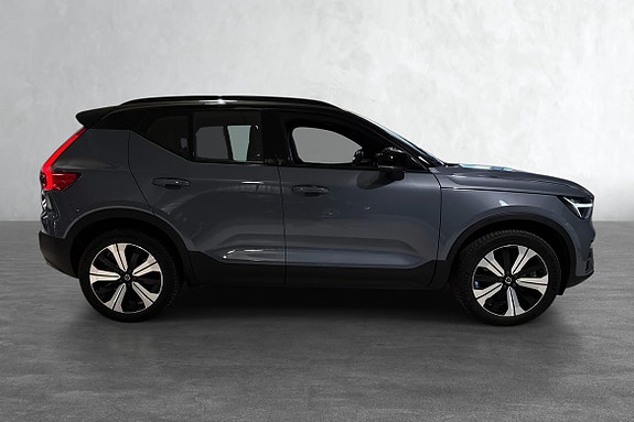 Strømlinjeformet design med kontrasttakter og sort takrails.