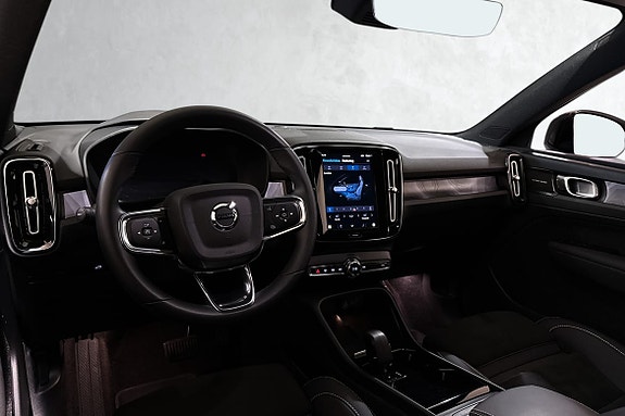 Førerfokusert dashbord med enkel tilgang til moderne infotainment.