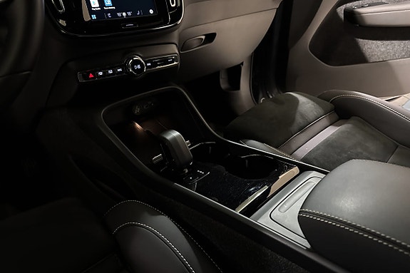 Klassisk formet girvelger i Charcoal og høyglanset svart tunnelkonsoll.