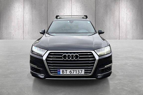 Audi Q7 2 of 21