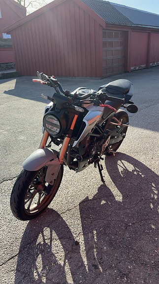 Honda CB 125 R 4 of 5