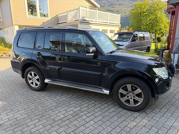 Mitsubishi Pajero 4 of 16