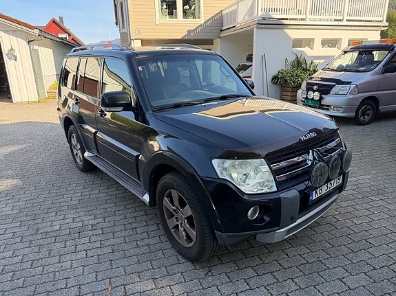 Mitsubishi Pajero 2 of 16