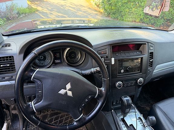 Mitsubishi Pajero 9 of 16