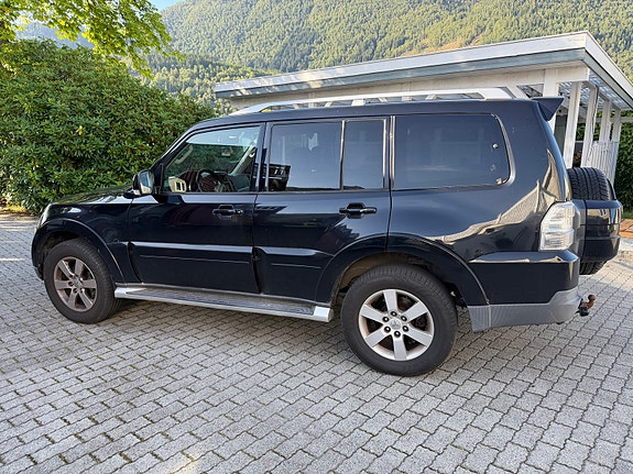 Mitsubishi Pajero 8 of 16