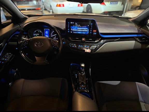 Toyota C-HR 3 of 30