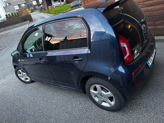 Volkswagen UP! 3 of 7