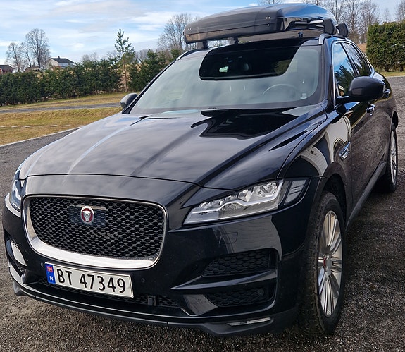 Jaguar F-PACE 4 of 5